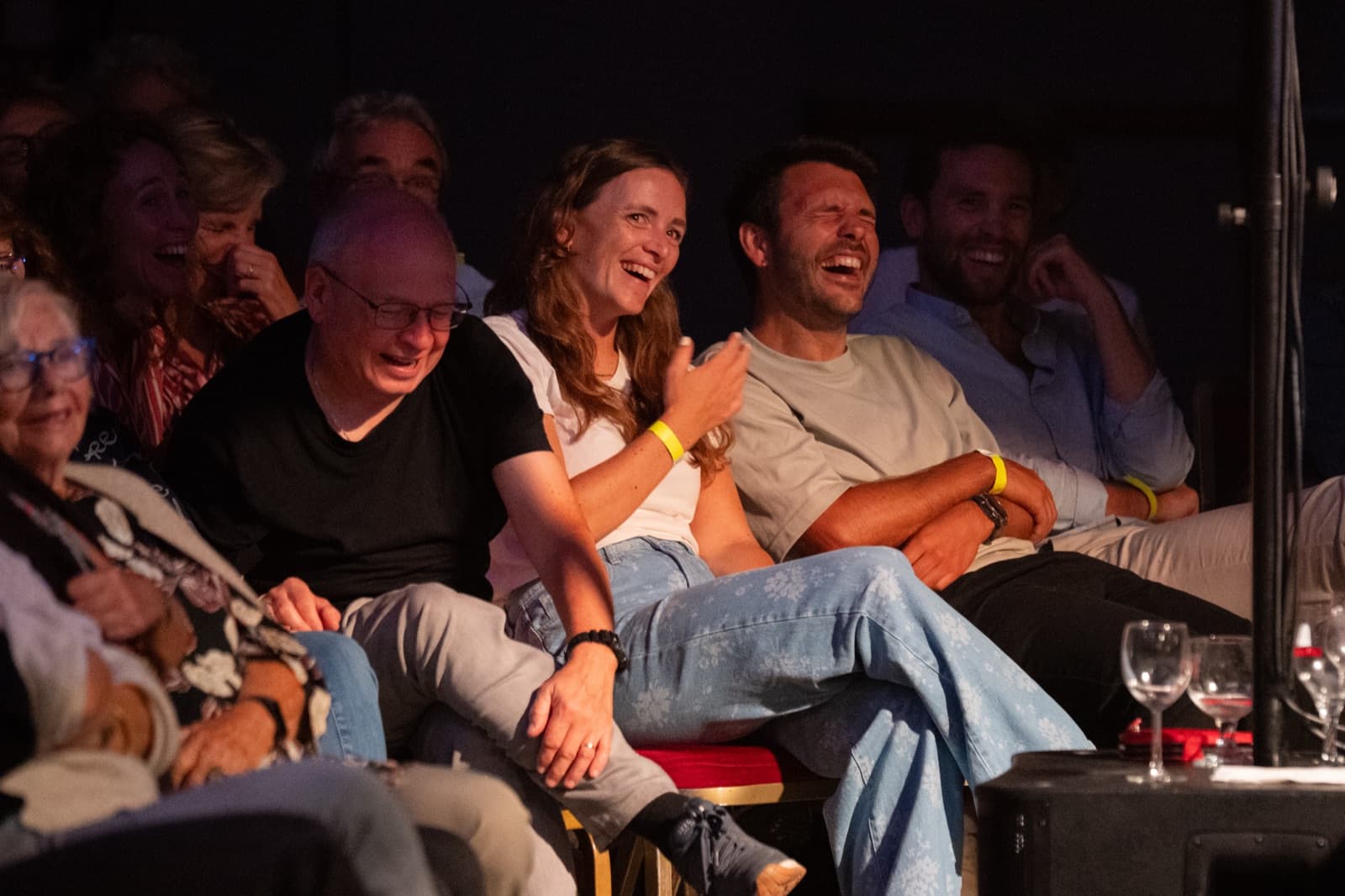 Des spectateurs du premier rang éclatent de rire Il est temps d'en rire. Photo de la saison d'hiver